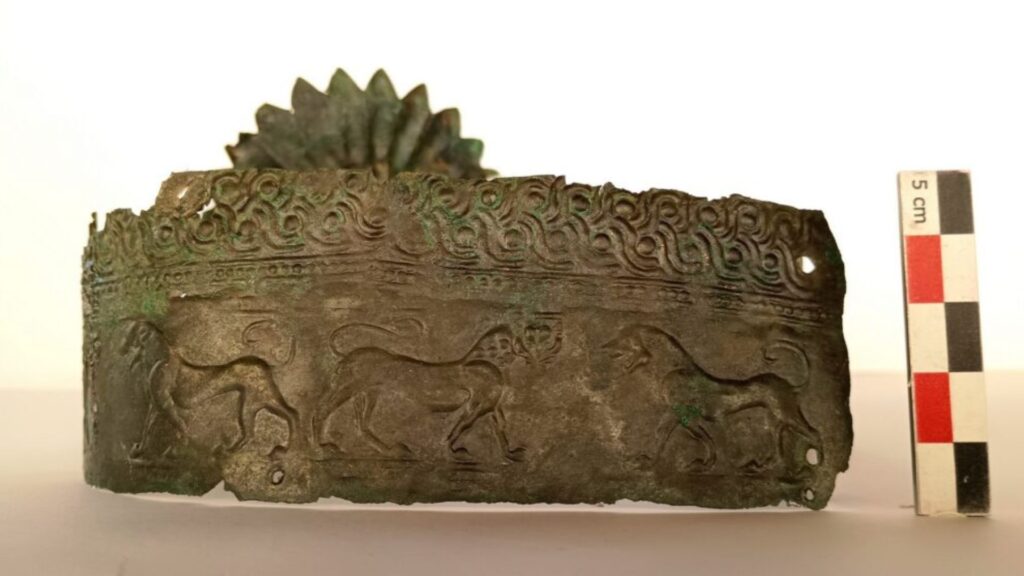 Diadème en bronze orné de paires de lions héraldiques repoussés – mâle et femelle –, symboles de l'autorité souveraine // Source : Ministère grec de la Culture Diadème en bronze orné de paires de lions héraldiques repoussés – mâle et femelle –, symboles de l'autorité souveraine // Source : Ministère grec de la Culture