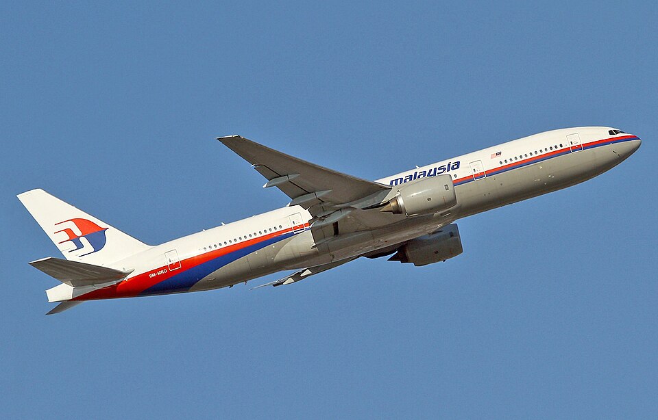 Le Boeing 777-200ER impliqué (9M-MRO), photographié à l’aéroport de Francfort-sur-le-Main deux ans avant sa disparition. // Source : Image Wikipedia