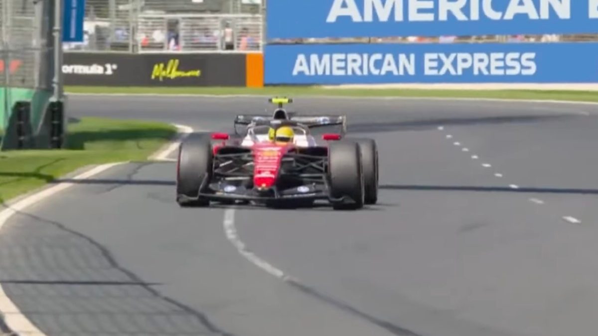 Lewis Hamilton au volant de sa Ferrari en 2026 // Source : Canal+ Lewis Hamilton au volant de sa Ferrari en 2026 // Source : Canal+
