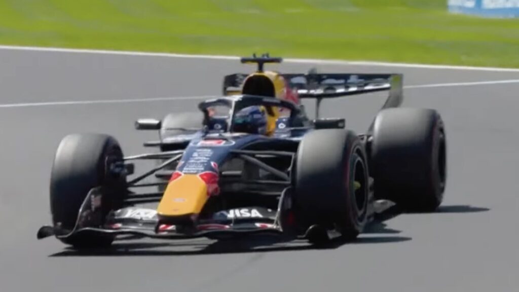 Max Verstappen au volant de sa Red Bull en 2026 // Source : Canal+ Max Verstappen au volant de sa Red Bull en 2026 // Source : Canal+