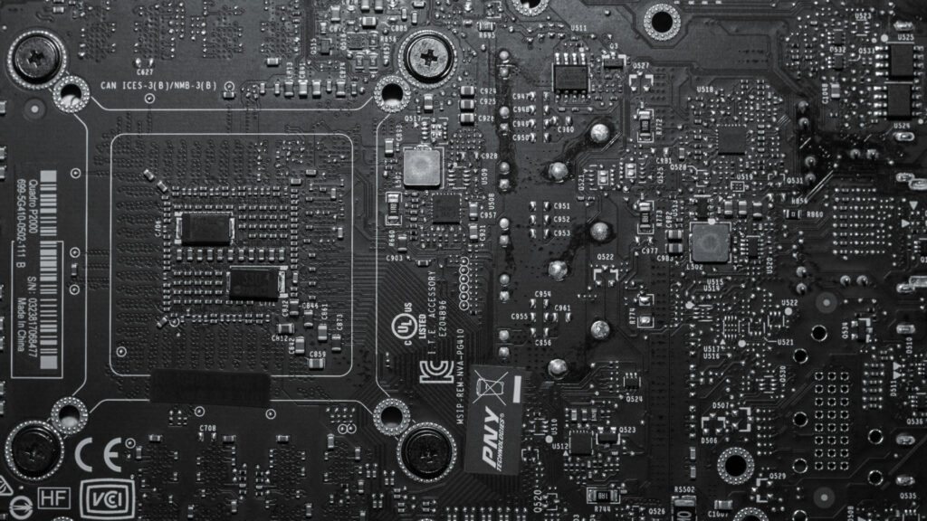 L’argent est utilisé pour recouvrir certaines zones spécifiques des circuits imprimés, sous forme de couches ou d’encres conductrices // Source : Unsplash L’argent est utilisé pour recouvrir certaines zones spécifiques des circuits imprimés, sous forme de couches ou d’encres conductrices // Source : Unsplash