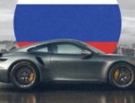 Sanctions, piratage ou sabotage ? Pourquoi des centaines de Porsche sont soudainement clouées au sol en Russie // Source : Montage Numerama Sanctions, piratage ou sabotage ? Pourquoi des centaines de Porsche sont soudainement clouées au sol en Russie // Source : Montage Numerama