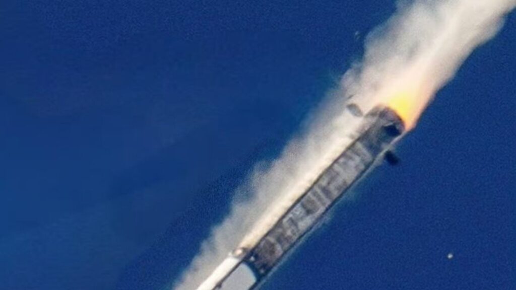 L'extrémité enflammée du premier étage en train de retomber. // Source : Via X @CNSpaceflight (image recadrée) L'extrémité enflammée du premier étage en train de retomber. // Source : Via X @CNSpaceflight (image recadrée)