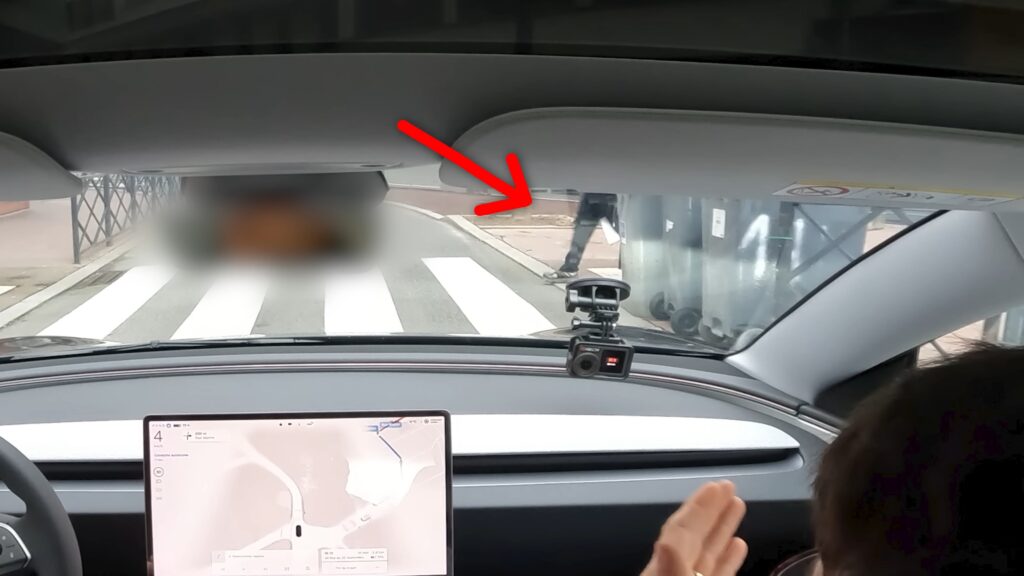 Difficile, mais la Tesla le voit // Source : Numerama Difficile, mais la Tesla le voit // Source : Numerama