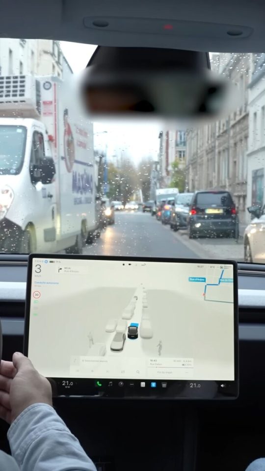 Numerama a testé le FSD de Tesla dans Paris. // Source : Numerama Numerama a testé le FSD de Tesla dans Paris. // Source : Numerama