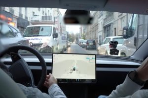 Numerama a testé le FSD de Tesla dans Paris. // Source : Numerama Numerama a testé le FSD de Tesla dans Paris. // Source : Numerama