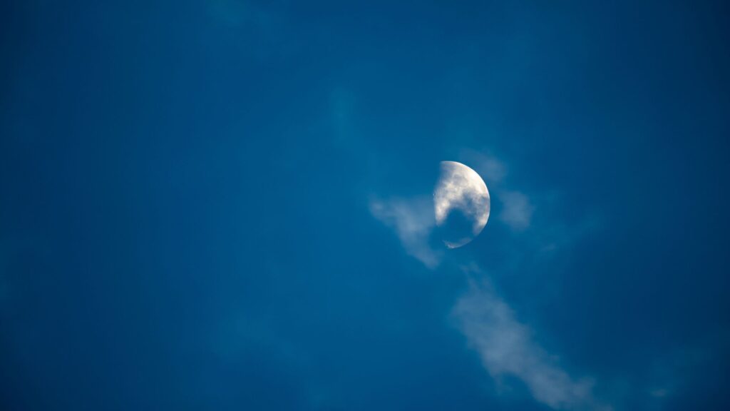 Lune dans les nuages. // Source : Envato Lune dans les nuages. // Source : Envato