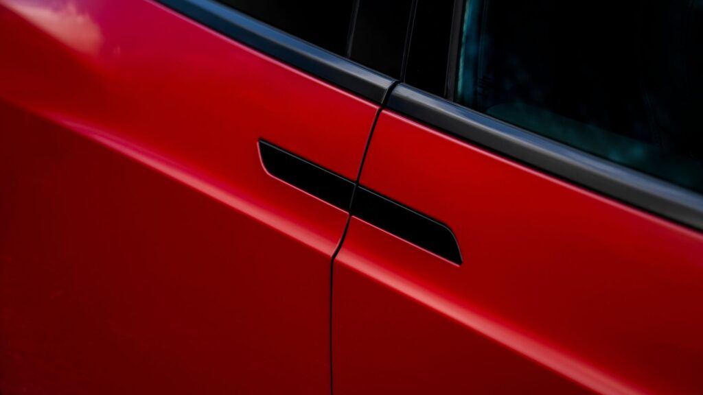 Les poignées de portes du Tesla Model X. // Source : Tesla Les poignées de portes du Tesla Model X. // Source : Tesla