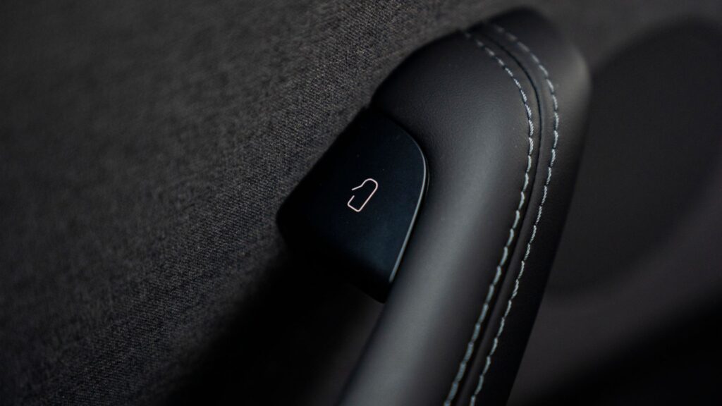 Le bouton de déverrouillage à l'intérieur d'une Tesla. // Source : Tesla Le bouton de déverrouillage à l'intérieur d'une Tesla. // Source : Tesla