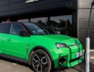 Une Renault 5 électrique à une borne rapide. // Source : Mobilize