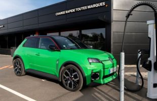 Une Renault 5 électrique à une borne rapide. // Source : Mobilize Une Renault 5 électrique à une borne rapide. // Source : Mobilize