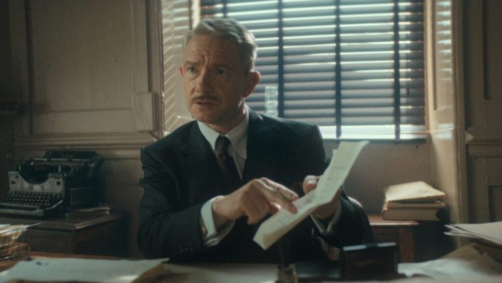 Martin Freeman dans Les Sept Cadrans d'Agatha Christie // Source : Netflix Martin Freeman dans Les Sept Cadrans d'Agatha Christie // Source : Netflix