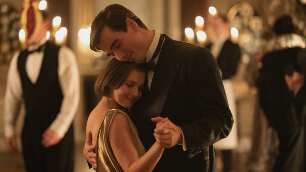 Mia McKenna-Bruce et Corey Mylchreest dans Les Sept Cadrans d'Agatha Christie // Source : Netflix Mia McKenna-Bruce et Corey Mylchreest dans Les Sept Cadrans d'Agatha Christie // Source : Netflix