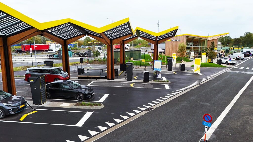 La première station-service électrique de Fastned en Belgique. // Source : Fastned