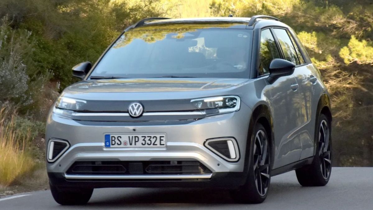 Le Volkswagen ID. Cross (2026) surpris presque sans camouflage. // Source : Auto Express