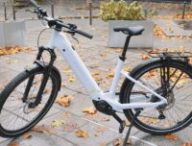 Le VTT urbain électrique Scott Axis 20 Wave // Source : Alfred Tertrais pour Numerama