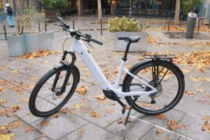 Le VTT urbain électrique Scott Axis 20 Wave // Source : Alfred Tertrais pour Numerama