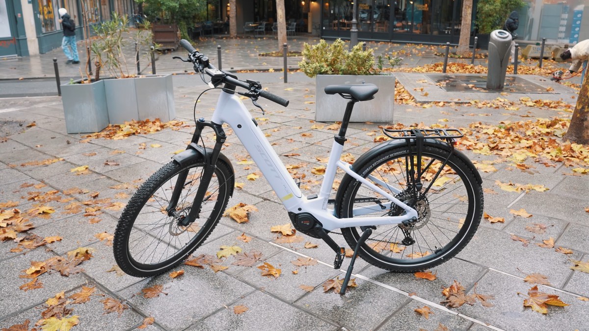 Le VTT urbain électrique Scott Axis 20 Wave // Source : Alfred Tertrais pour Numerama