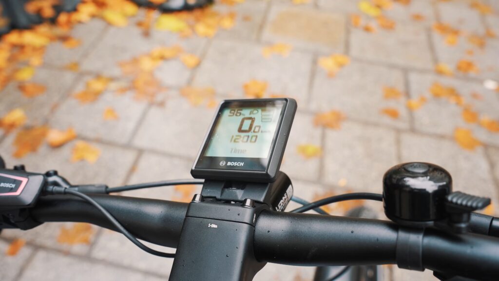Le VTT urbain électrique Scott Axis 20 Wave // Source : Alfred Tertrais pour Numerama