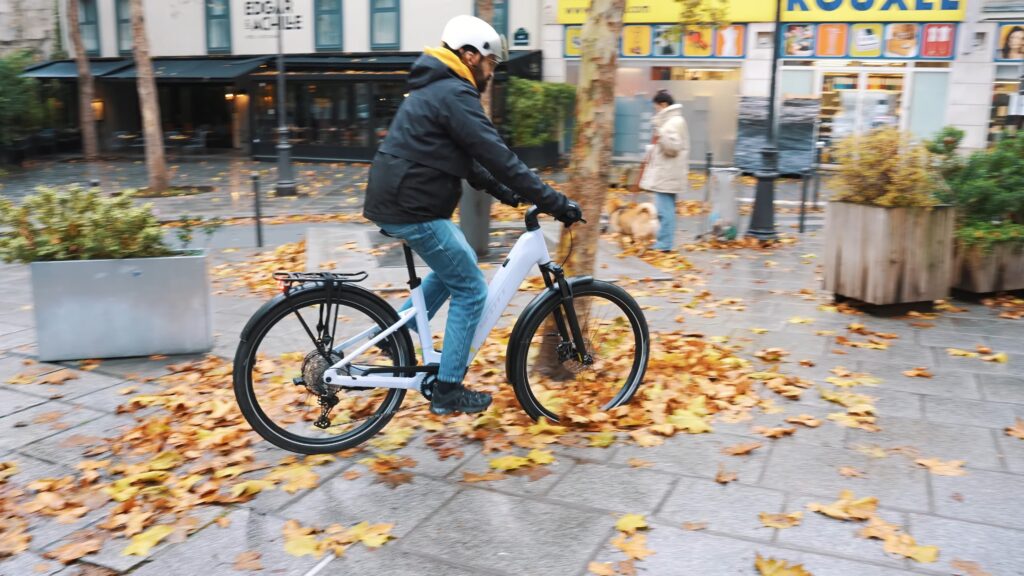 Le VTT urbain électrique Scott Axis 20 Wave // Source : Alfred Tertrais pour Numerama