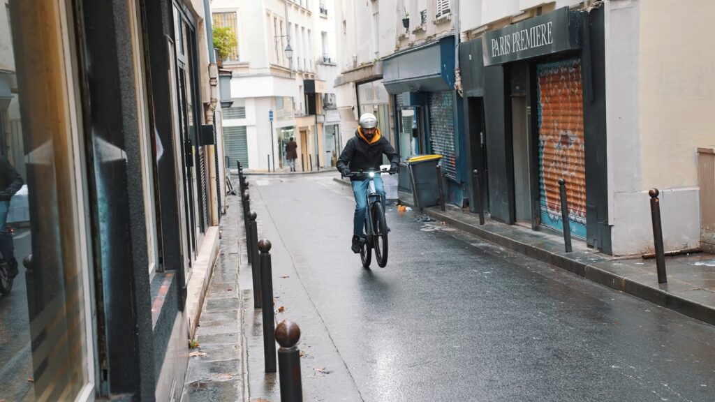 Le VTT urbain électrique Scott Axis 20 Wave // Source : Alfred Tertrais pour Numerama