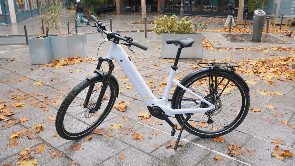 Le VTT urbain électrique Scott Axis 20 Wave // Source : Alfred Tertrais pour Numerama
