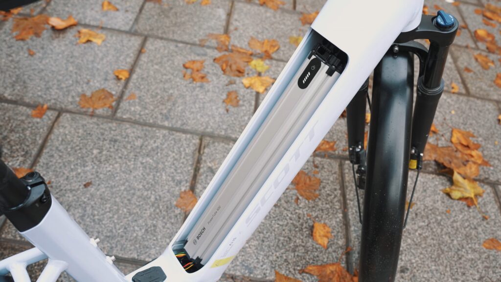 Le VTT urbain électrique Scott Axis 20 Wave // Source : Alfred Tertrais pour Numerama