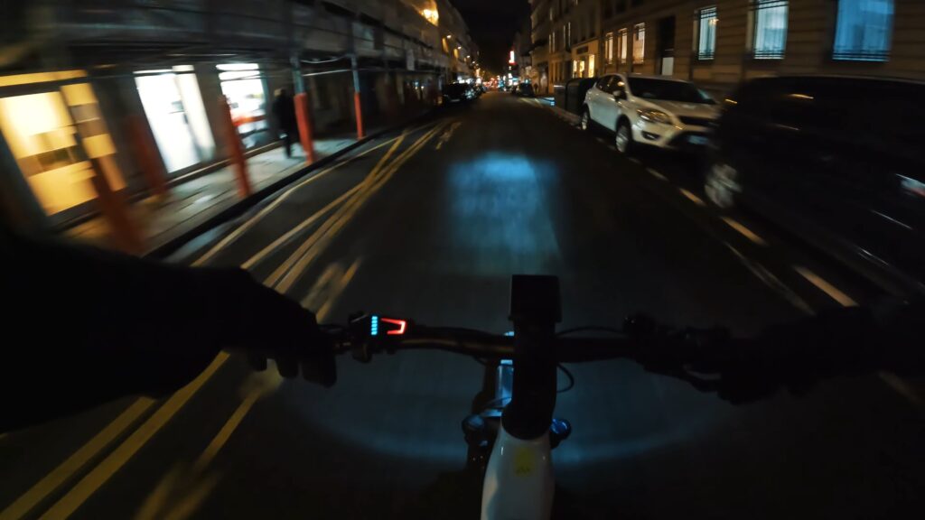 Le VTT urbain électrique Scott Axis 20 Wave // Source : Alfred Tertrais pour Numerama