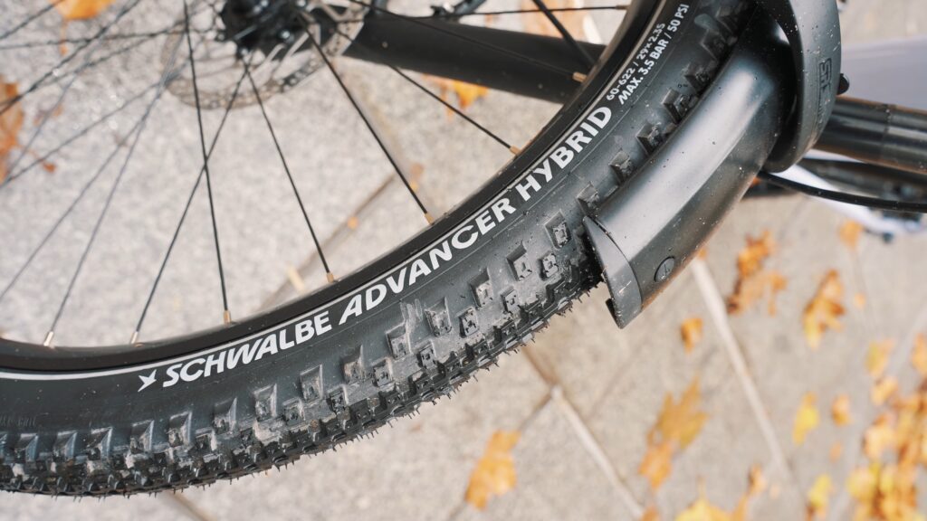 Le VTT urbain électrique Scott Axis 20 Wave // Source : Alfred Tertrais pour Numerama