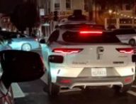 Un taxi autonome Waymo bloque une intersection. // Source : Vincent Woo via X Un taxi autonome Waymo bloque une intersection. // Source : Vincent Woo via X