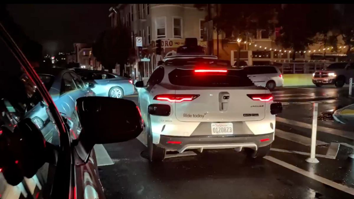 Un taxi autonome Waymo bloque une intersection. // Source : Vincent Woo via X