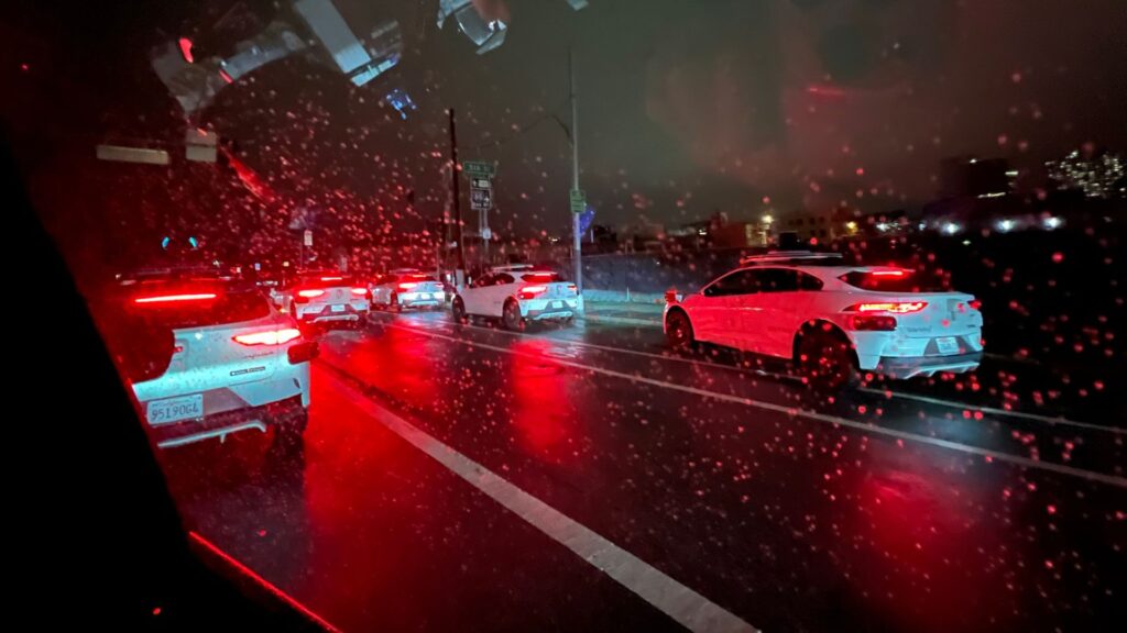 Des dizaines de Waymo bloqués à une intersection. // Source : Walden