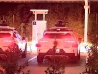 La recharge des taxis autonomes de Waymo la nuit gêne le voisinage. // Source : CBS News La recharge des taxis autonomes de Waymo la nuit gêne le voisinage. // Source : CBS News