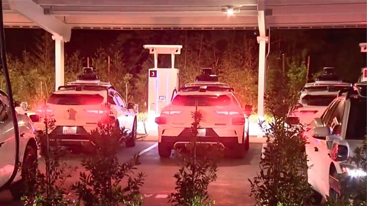 La recharge des taxis autonomes de Waymo la nuit gêne le voisinage. // Source : CBS News La recharge des taxis autonomes de Waymo la nuit gêne le voisinage. // Source : CBS News