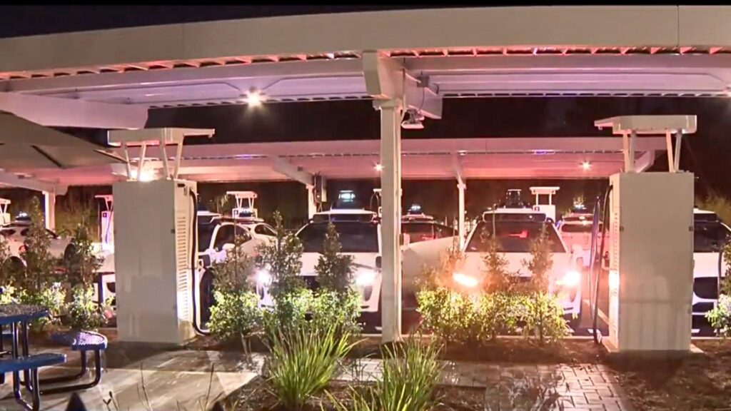 La recharge des taxis autonomes de Waymo la nuit gêne le voisinage. // Source : CBS News La recharge des taxis autonomes de Waymo la nuit gêne le voisinage. // Source : CBS News