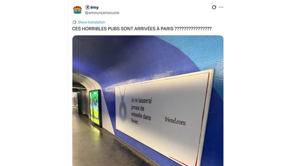 L'un des slogans aperçus à Paris, à la station Charles de Gaulle étoile. // Source : @amoursanssucre sur X L'un des slogans aperçus à Paris, à la station Charles de Gaulle étoile. // Source : @amoursanssucre sur X