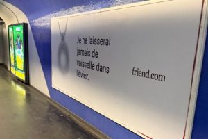 L'un des slogans aperçus à Paris pour friend.com. // Source : @amoursanssucre sur X L'un des slogans aperçus à Paris pour friend.com. // Source : @amoursanssucre sur X