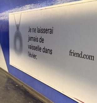 L'un des slogans aperçus à Paris pour friend.com. // Source : @amoursanssucre sur X L'un des slogans aperçus à Paris pour friend.com. // Source : @amoursanssucre sur X