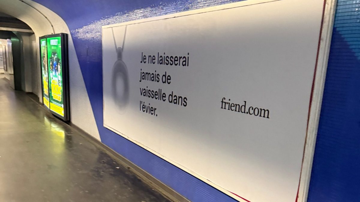 L'un des slogans aperçus à Paris pour friend.com. // Source : @amoursanssucre sur X L'un des slogans aperçus à Paris pour friend.com. // Source : @amoursanssucre sur X