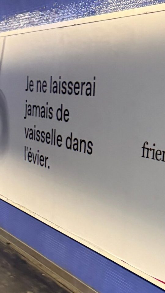 L'un des slogans aperçus à Paris pour friend.com. // Source : @amoursanssucre sur X L'un des slogans aperçus à Paris pour friend.com. // Source : @amoursanssucre sur X
