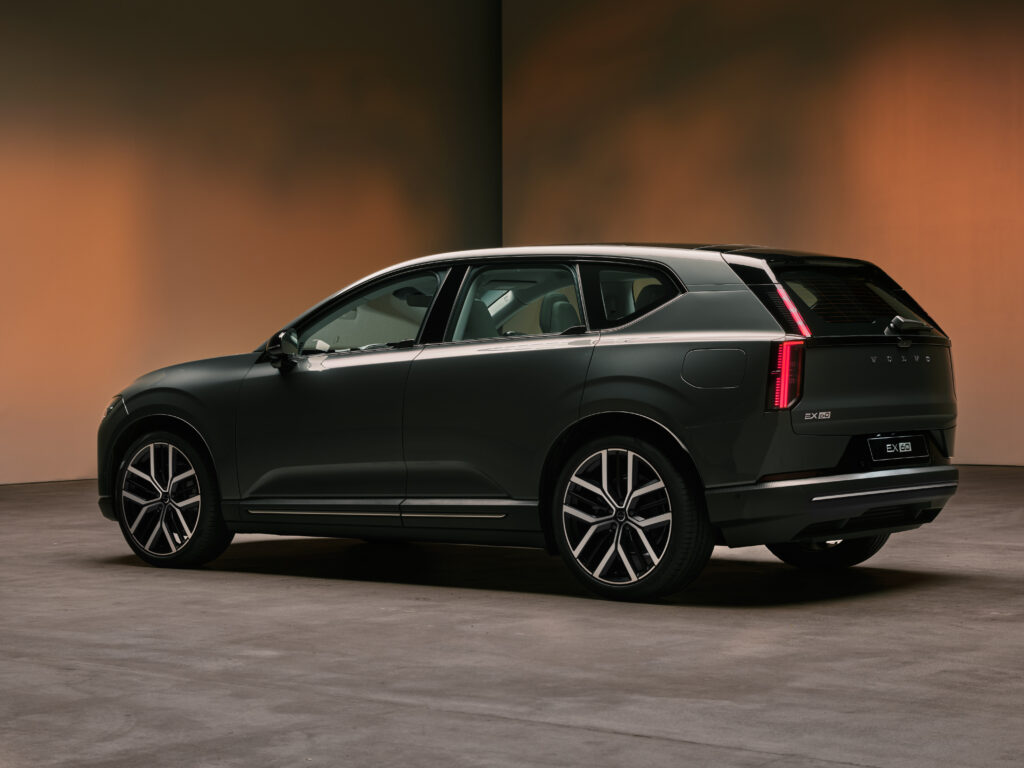 C'est bien un Volvo ! L'angle 3/4 ne ment pas