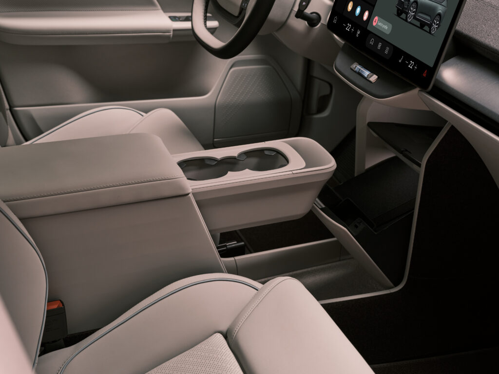 Pas de boite à gants, mais une sorte de poubelle qui s'ouvre manuellement // Source : Volvo