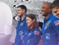 Comment feront les astronautes pour aller aux toilettes ? // Source : Via Flickr/Nasa ; montage Numerama avec Canva