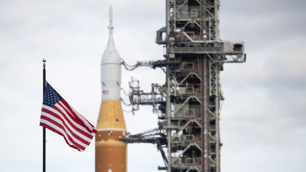 La fusée SLS d'Artémis II roulant vers son pas de tir. // Source : Flickr/CC/Nasa HQ Photos (image modifiée) La fusée SLS d'Artémis II roulant vers son pas de tir. // Source : Flickr/CC/Nasa HQ Photos (image modifiée)