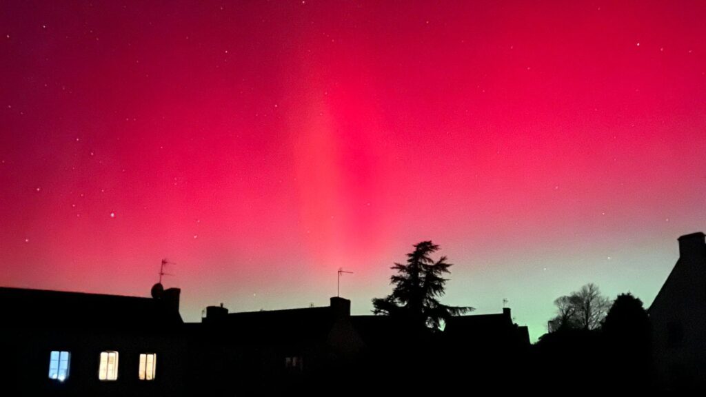 Aurores boréales observées près de Quimper. // Source : Via X @MathildeLeBars (photo recadrée) Aurores boréales observées près de Quimper. // Source : Via X @MathildeLeBars (photo recadrée)