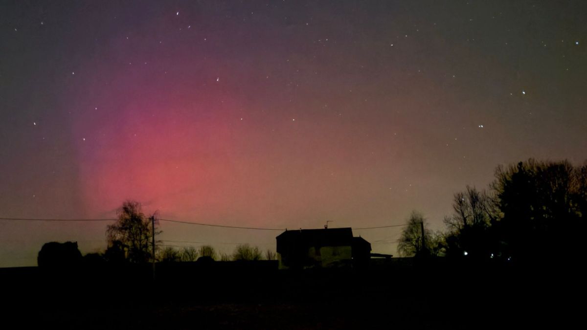 Aurores boréales en Isère. // Source : Via X @signoukette (image recadrée) Aurores boréales en Isère. // Source : Via X @signoukette (image recadrée)