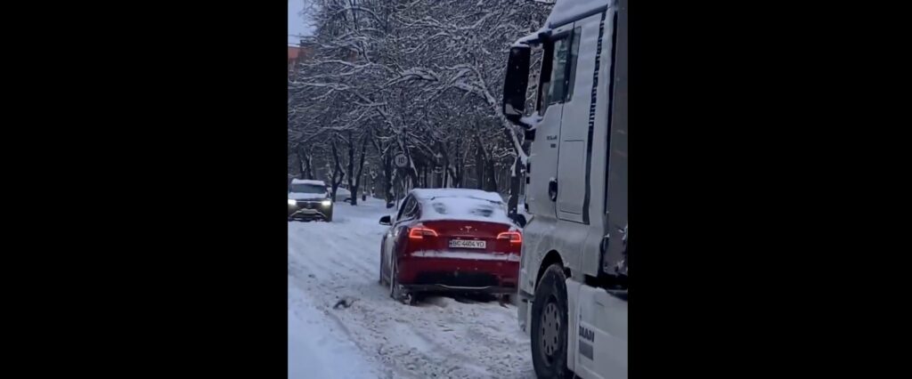 La Tesla Model 3 ajoute sa puissance à celle du camion La Tesla Model 3 ajoute sa puissance à celle du camion