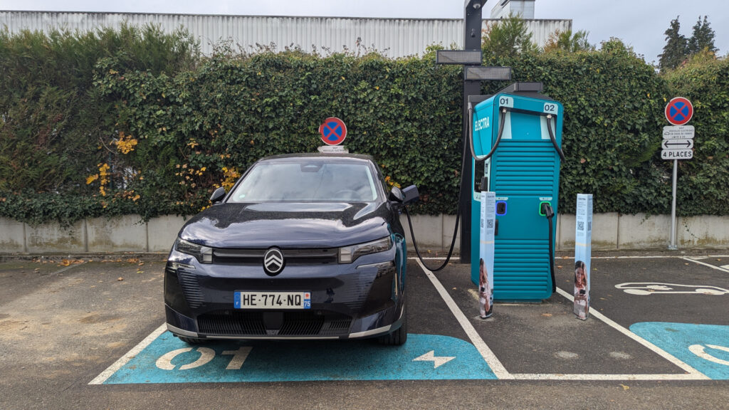 Citroën E-C5 Aircross en recharge sir Electra // Source : Raphaelle Baut pour Numerama Citroën E-C5 Aircross en recharge sir Electra // Source : Raphaelle Baut pour Numerama