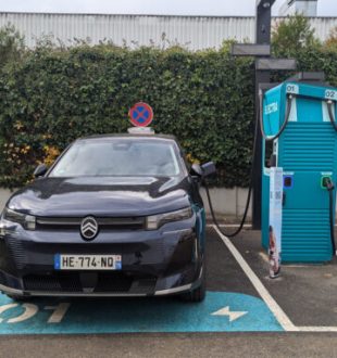 Citroën E-C5 Aircross en recharge sir Electra // Source : Raphaelle Baut pour Numerama Citroën E-C5 Aircross en recharge sir Electra // Source : Raphaelle Baut pour Numerama