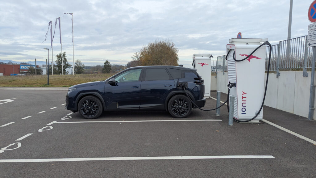 Citroën ë-C5 Aircross en charge chez Ionity // Source : Raphaelle Baut pour Numerama Citroën ë-C5 Aircross en charge chez Ionity // Source : Raphaelle Baut pour Numerama